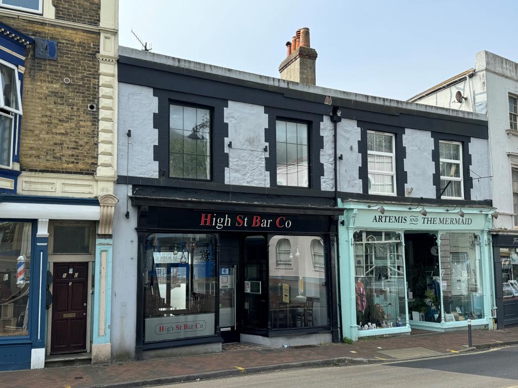 Lot: 79 - TOWN CENTRE FREEHOLD THREE STOREY BAR WITH GARDEN AND PARKING - Front of the building